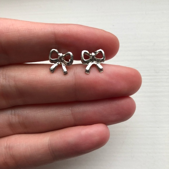 Chic vintage tiny silver bow stud earrings - Picture 5 of 5